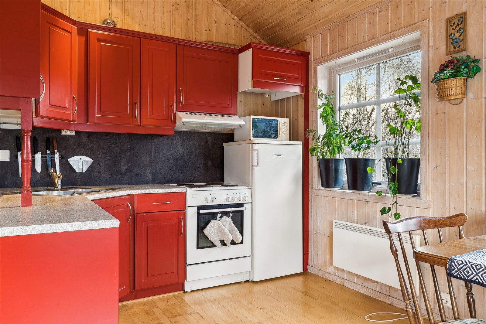 Komfyr, kjøleskap og mikrobølgeovn følger hytta. Det er også varmtvannsbereder i benke-skap Galleribilde