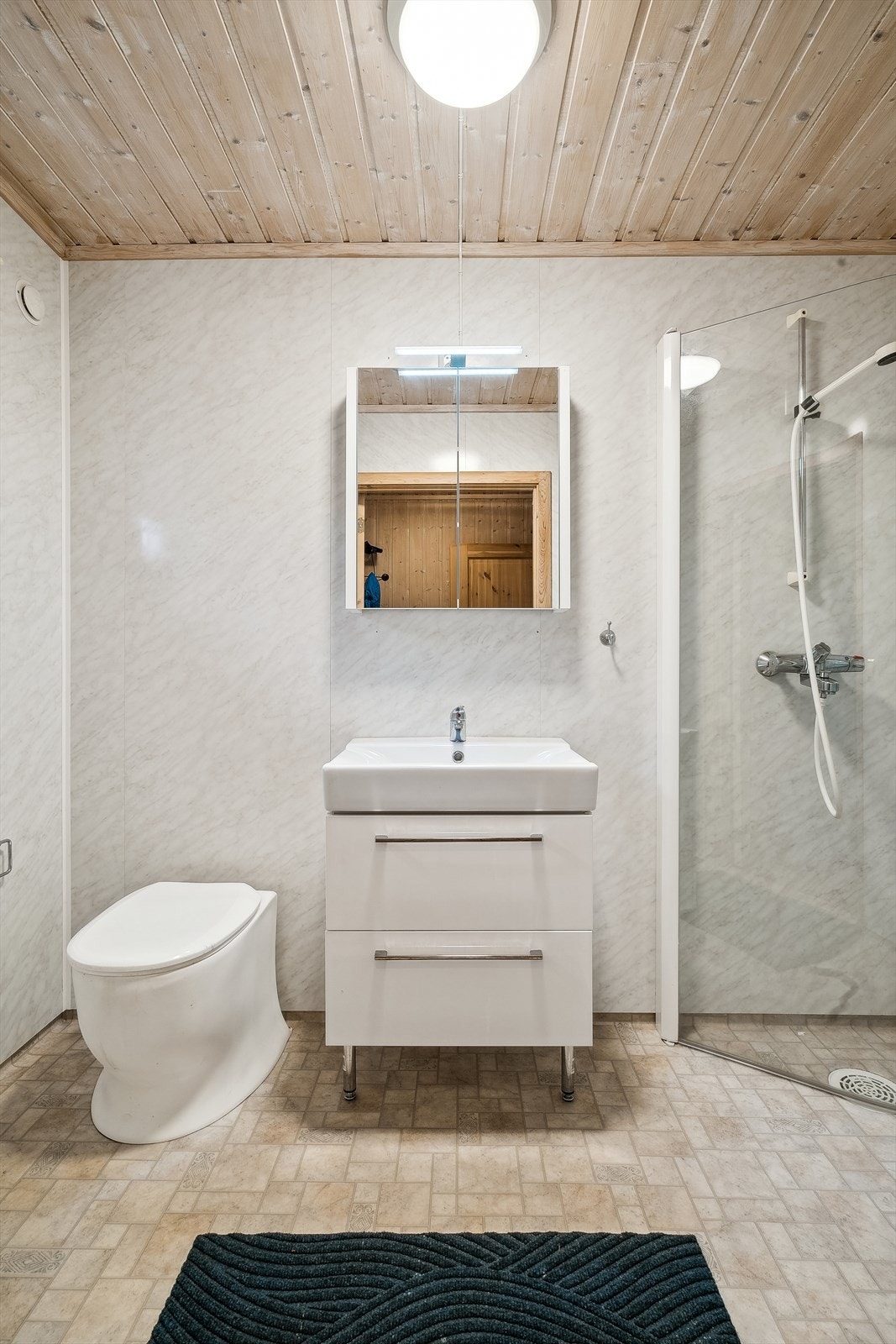 Bad med snurredo og dusjhjørne. Innlagt sommervann med både kaldt og varmt vann Galleribilde