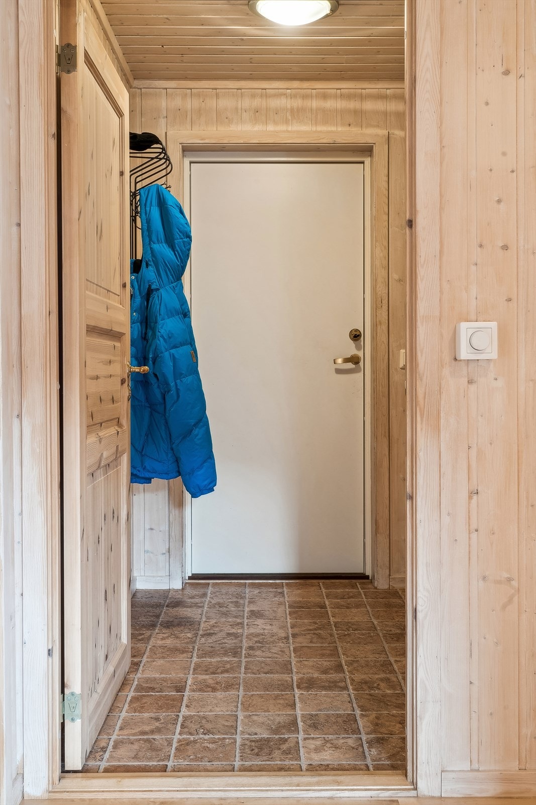 Inngangsparti hvor man kan sette sko og henge yttertøy Galleribilde