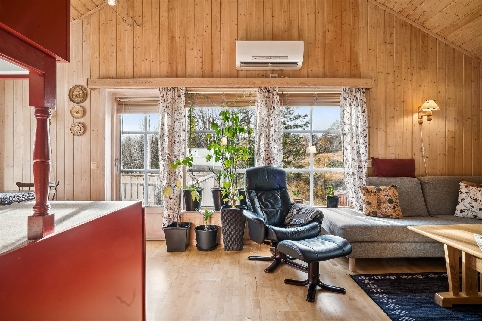 Flere vindusflater slipper inn godt med lys, det er også dør ut til terrasse Galleribilde