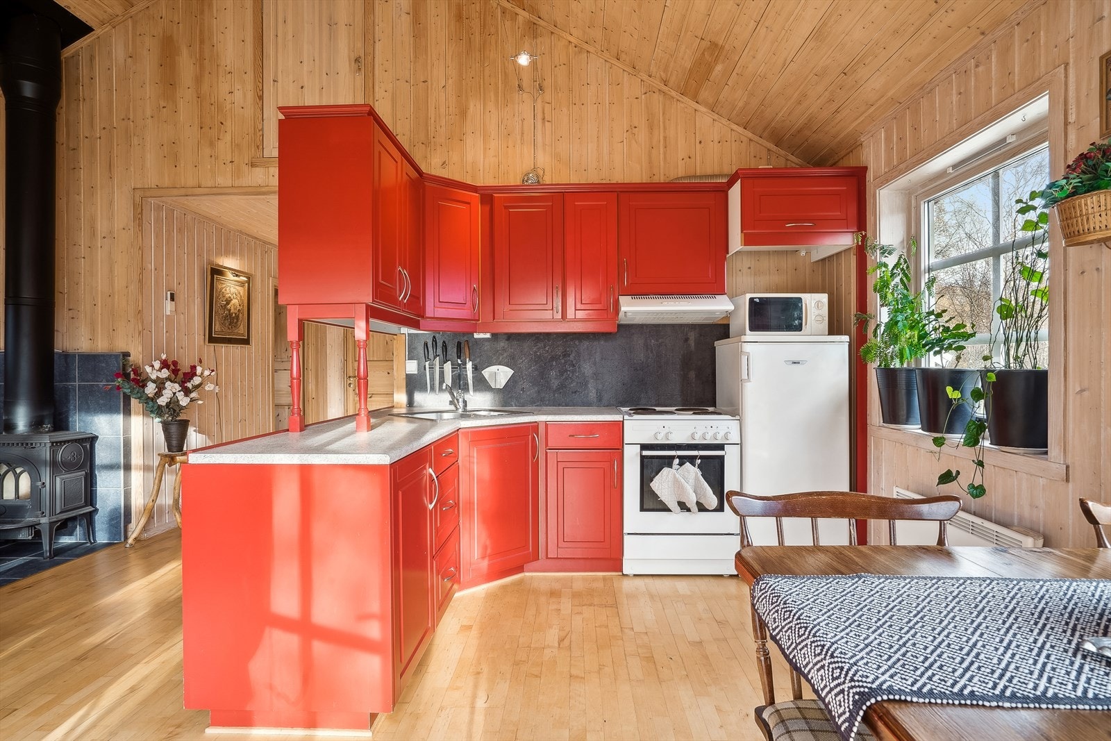 Romslig og praktisk kjøkken Galleribilde