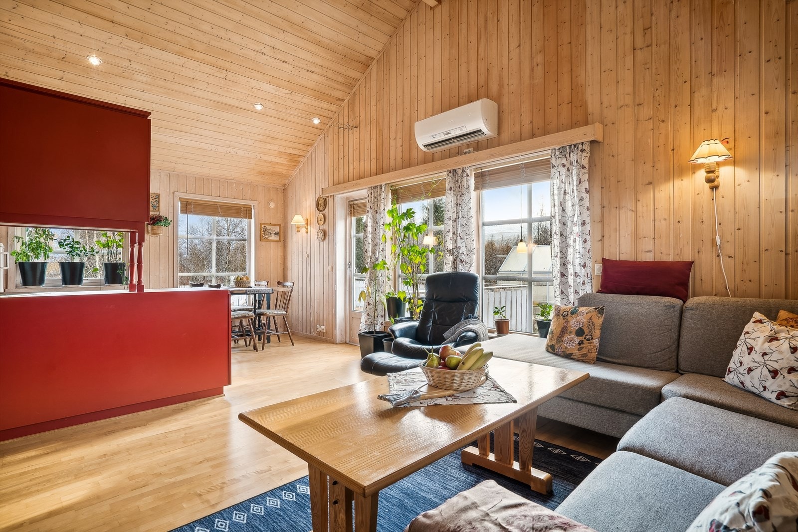 Åpen kjøkkenløsning gjør det mulig å underholde gjester mens man lager mat Galleribilde