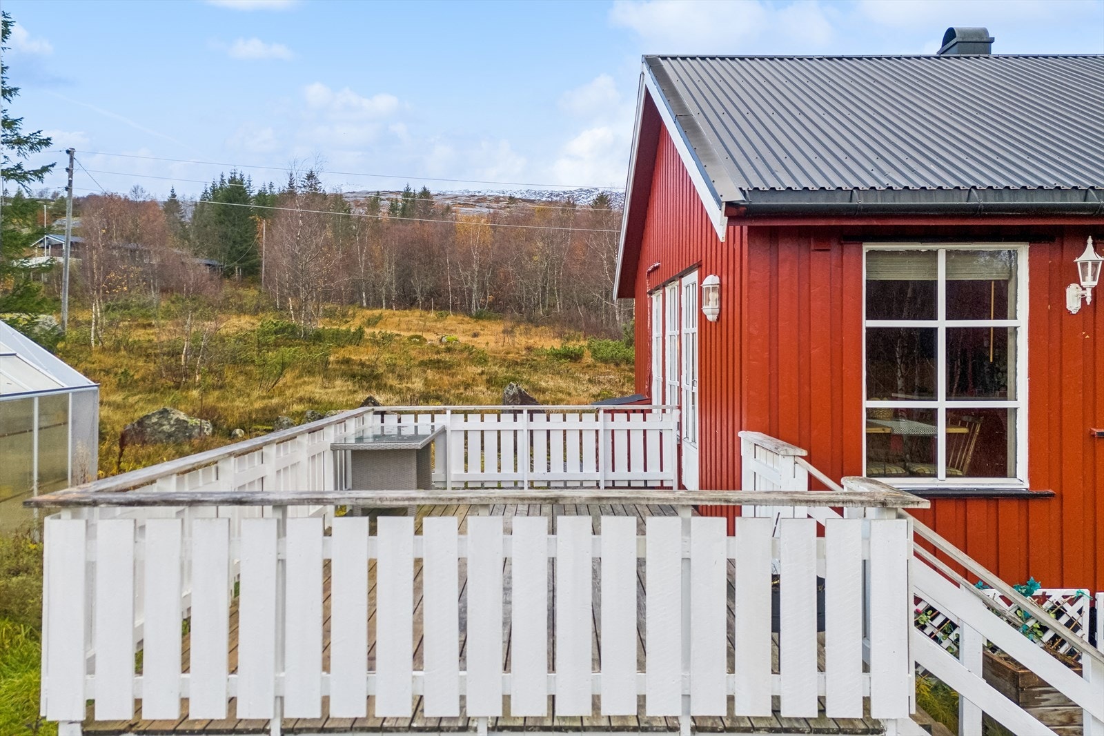 Praktisk terrasse vendt mot sør-vest, noe som gir gode solforhold Galleribilde
