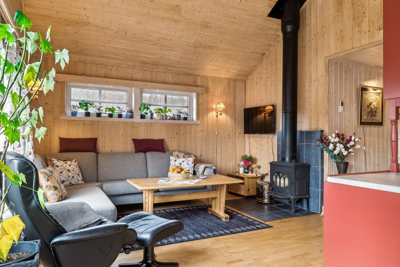 Hytten har en flott stue med god takhøyde, noe som gir en ekstra romslig følelse Galleribilde