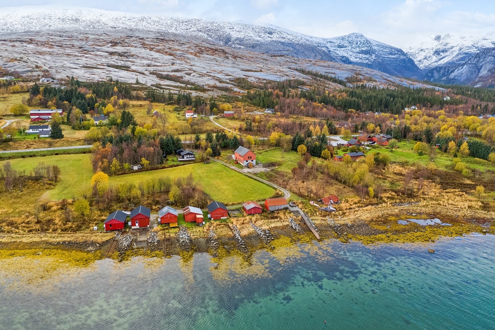 Halvpart av naust følger hytta (nr 2 fra høyre). Det er bilvei helt ned til naustene. Galleribilde