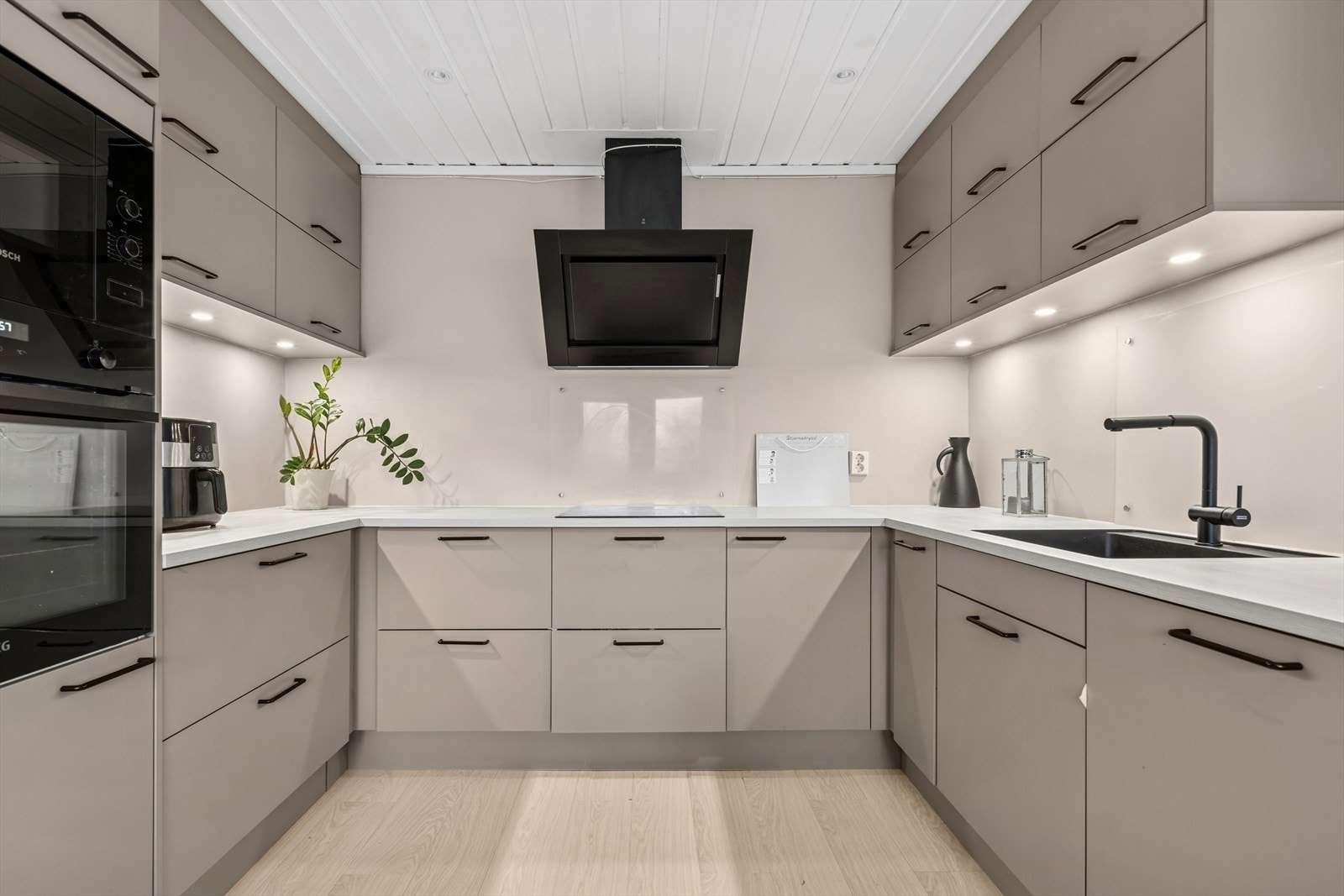 Flott kjøkken fra 2022 med integrerte hvitevarer Galleribilde