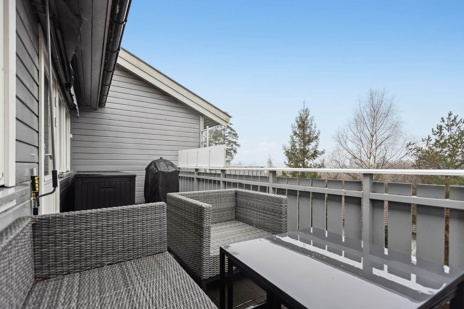 Balkongen er usjenert og har gode solforhold Galleribilde