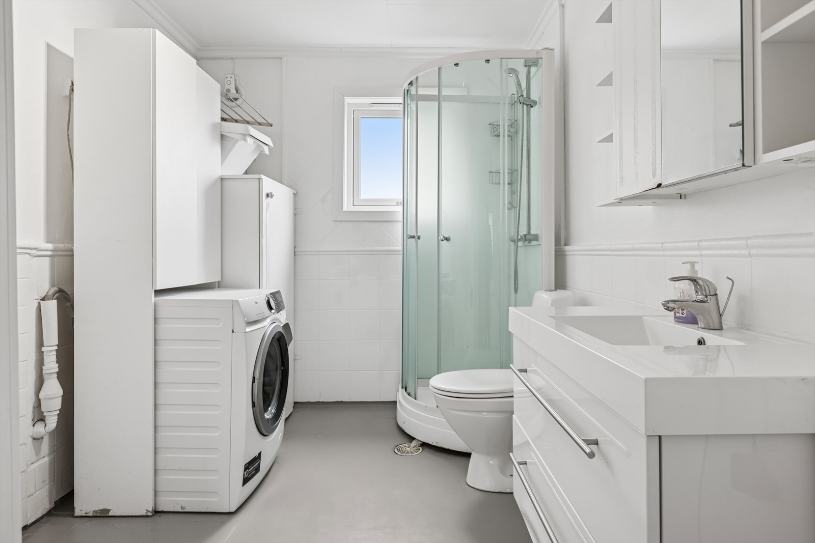 Bad med dusjkabinett og opplegg til vaskemaskin Galleribilde