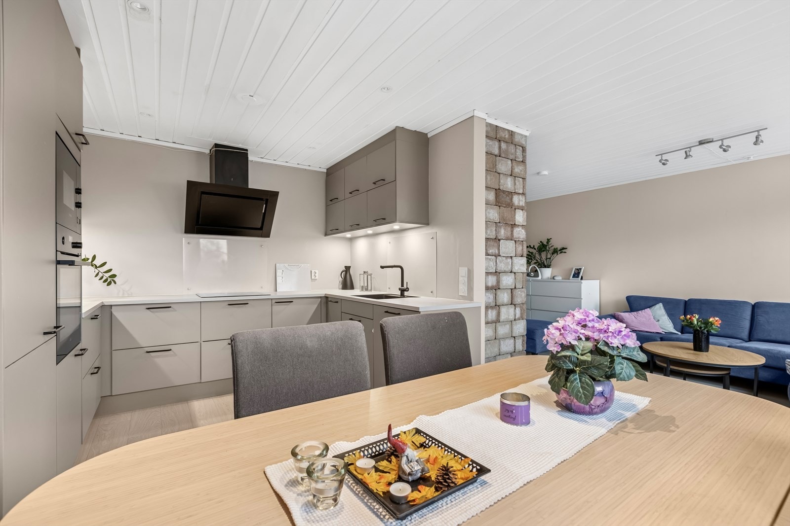 Kjøkkenet har delvis åpen løsning mot stuen Galleribilde