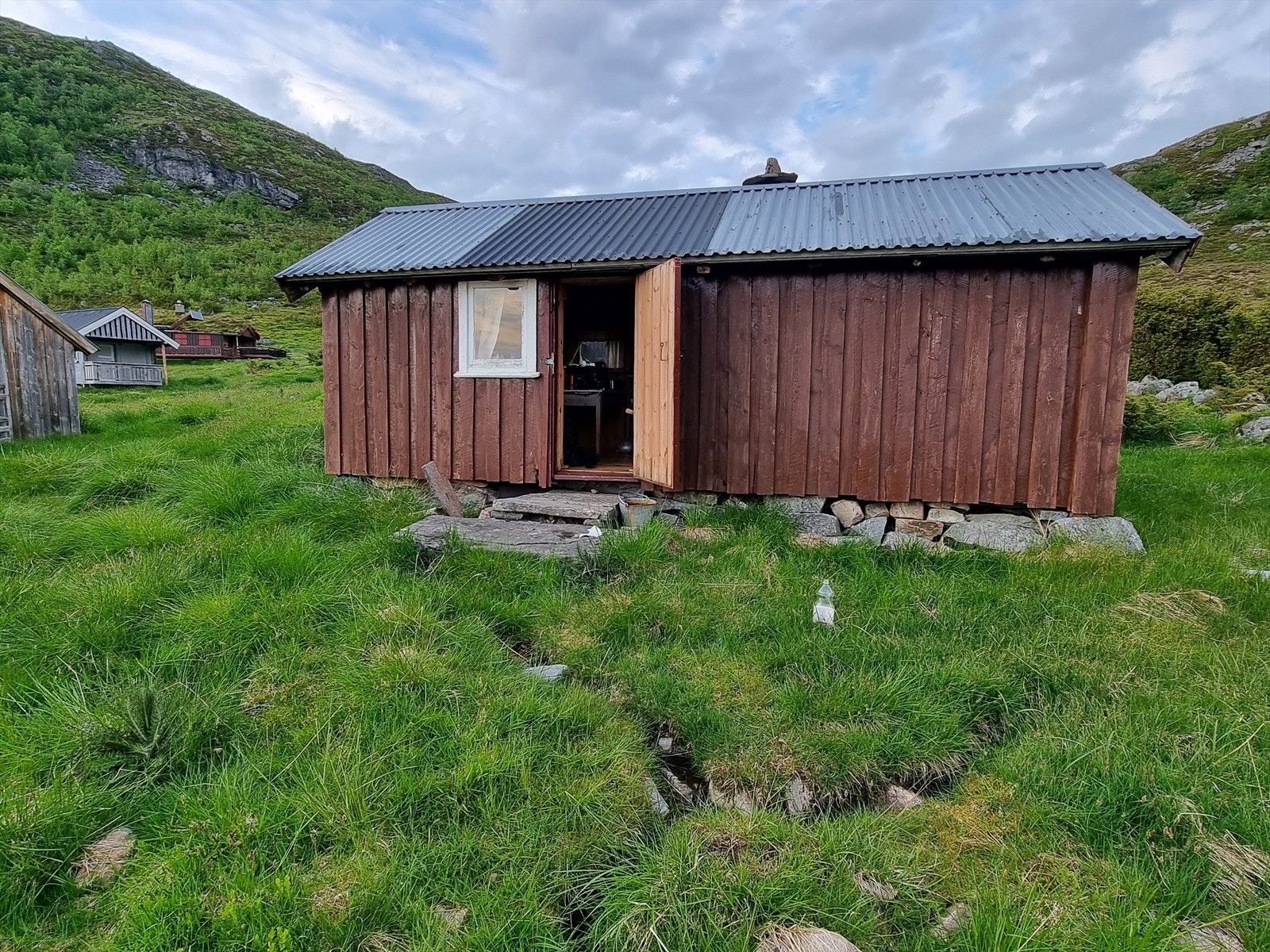 Selgers egne bilder hytte ved vannet Galleribilde
