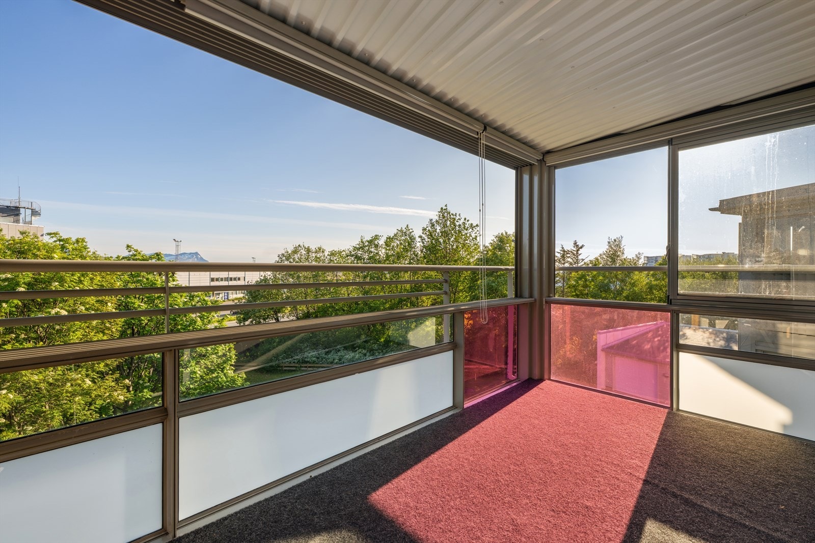 Regulerbare dører som lett kan skyves til side. Her har man en ekstra stue som kan benyttes tidlig vår til sen høst! En forlengelse av stuen - Her nytes herlige dager! Galleribilde