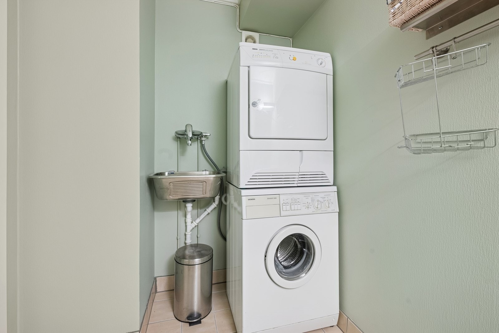 Rommet har heldekkende servant over innredning. Speil med lys over. Dusjkabinett med styrt avløp til sluk. Opplegg for vaskemaskin. Mekanisk avtrekk. Galleribilde