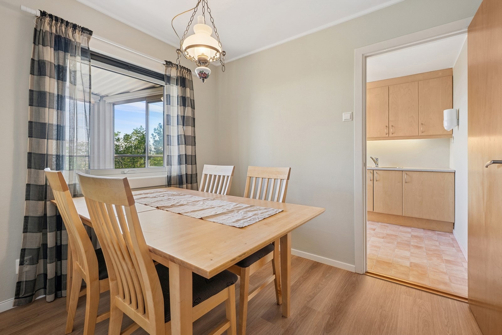 Koselig spiseplass, her inviteres det til en rolig kopp med morgenkaffe - Eller en rask matbit til folk på farten. Galleribilde