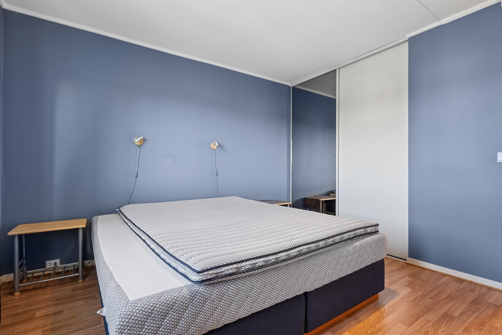 Her ser vi hovedsoverommet med plass til dobbeltseng og nattbord. Romslig skyvedørsgarderobe. Galleribilde