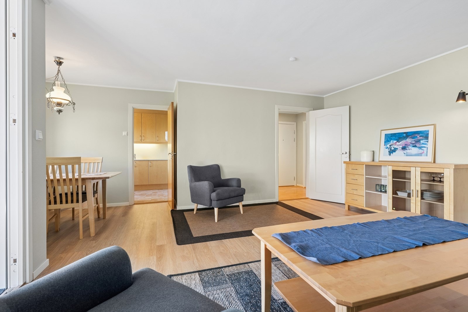 God plass til sofagruppe og tv-møblement. Galleribilde