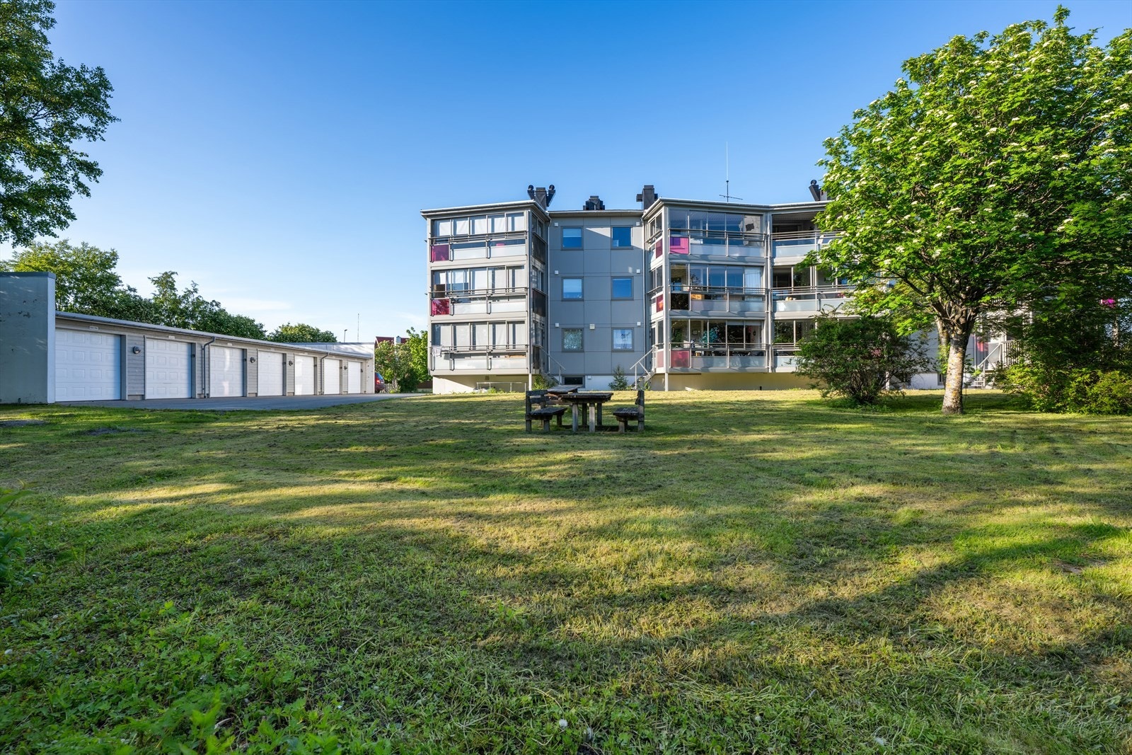 Tomten er felleseid av borettslaget. Pent opparbeidet med plen og asfalterte veier. Her finner man hyggelige benker hvor en kan sitte lunt, usjenert og nyte fine dager og solnedganger. Galleribilde