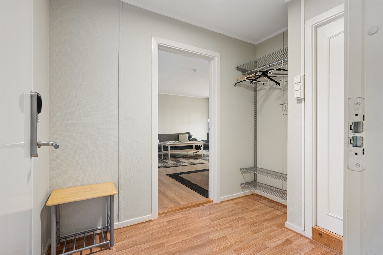 Trivelig og luftig entrè som ønsker deg velkommen inn, god plass til å henge fra seg ytterklær! Galleribilde