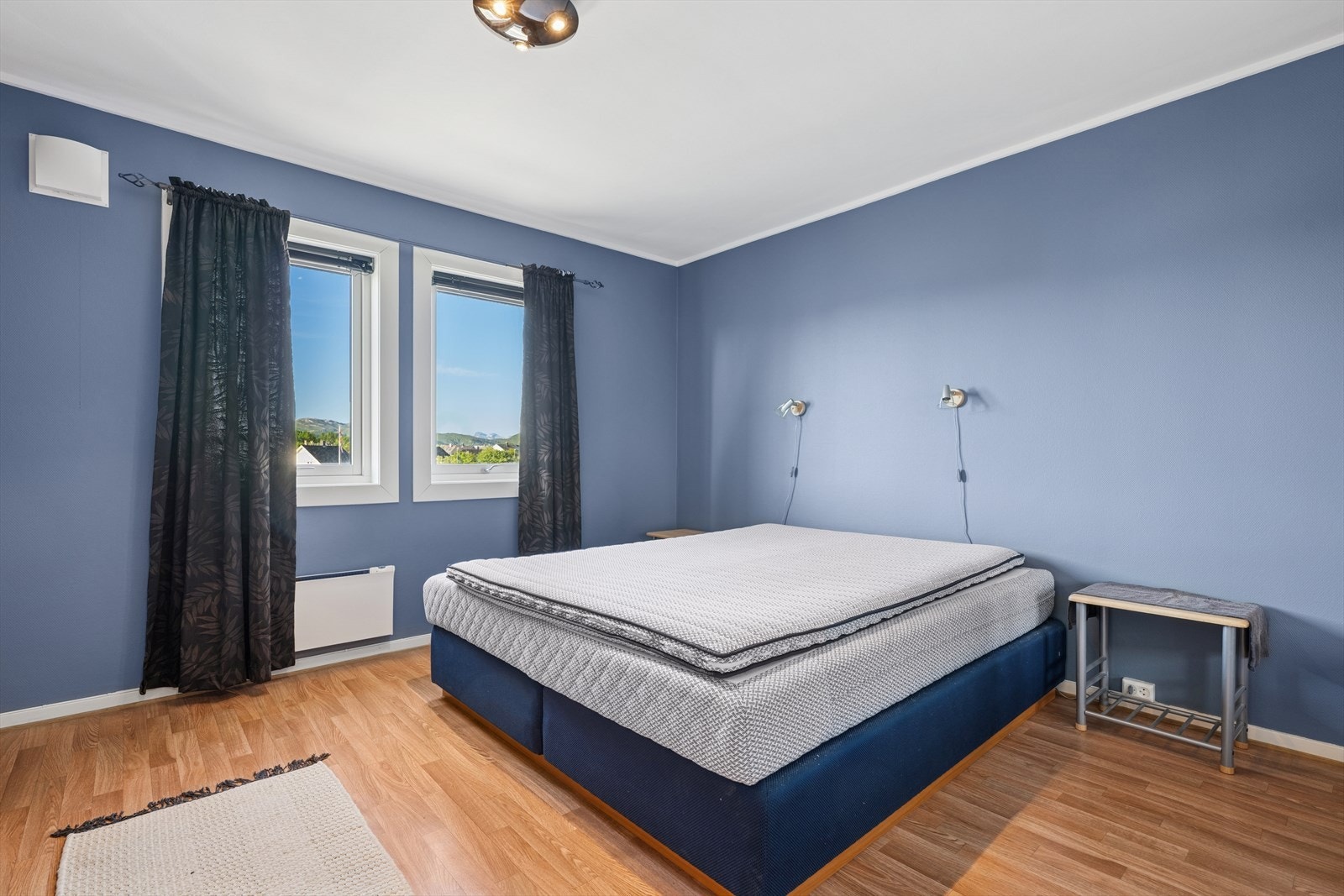 Leiligheten har 2 soverom av god størrelse med nydelig fargevalg på veggene. Galleribilde