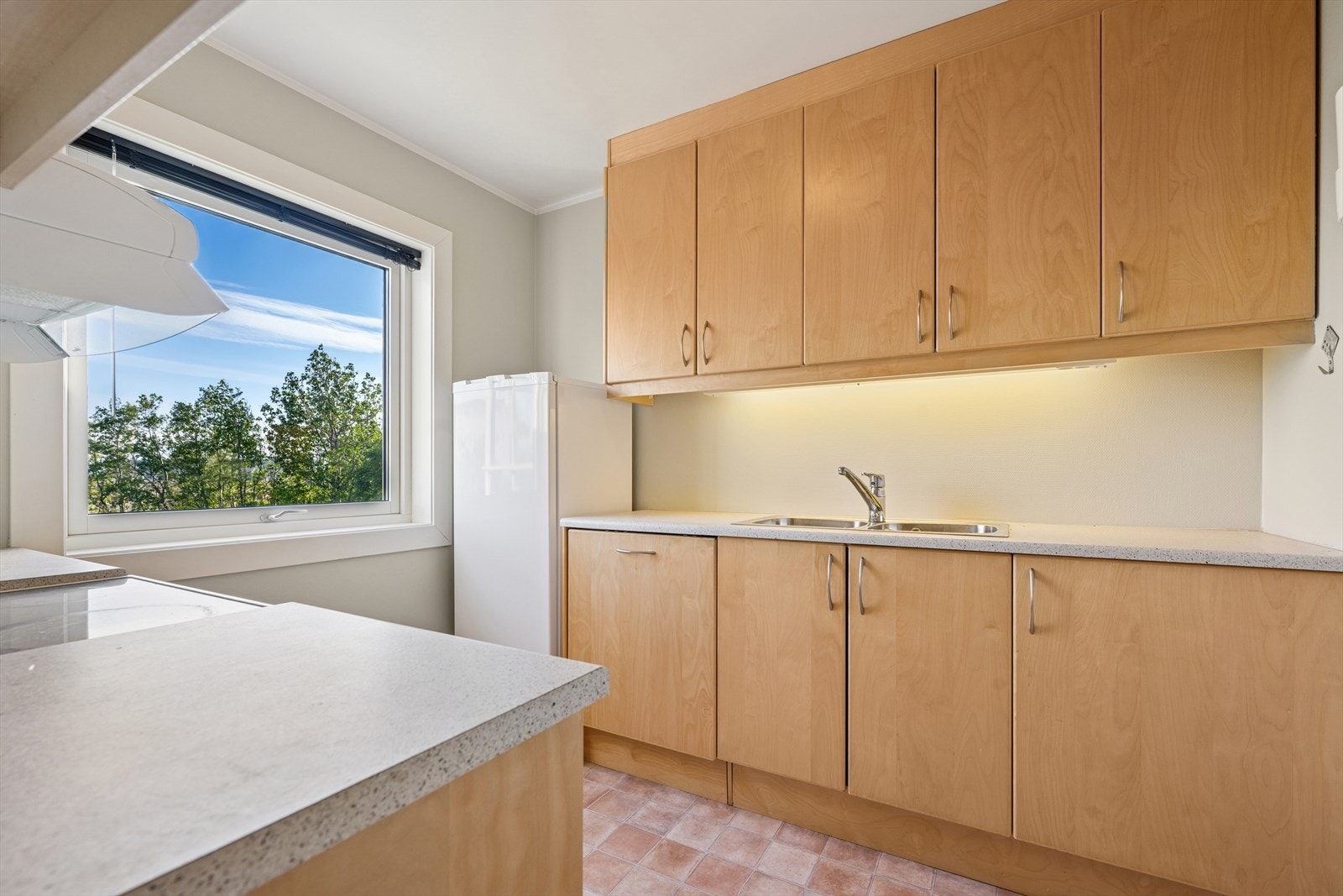 Godt utbygget med skap- og benkeplass. Takhøye overskap. Galleribilde