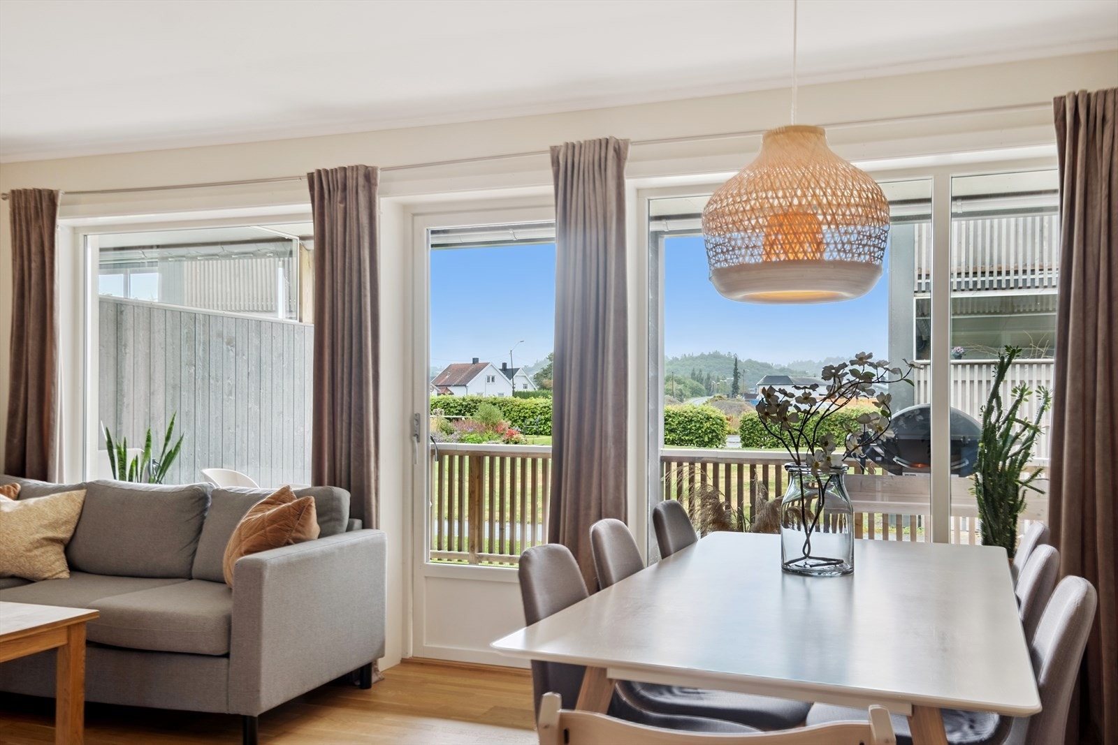 Det medfølger egen parkeringsplass, samt påkoblingsmulighet til el-bil lading. Galleribilde