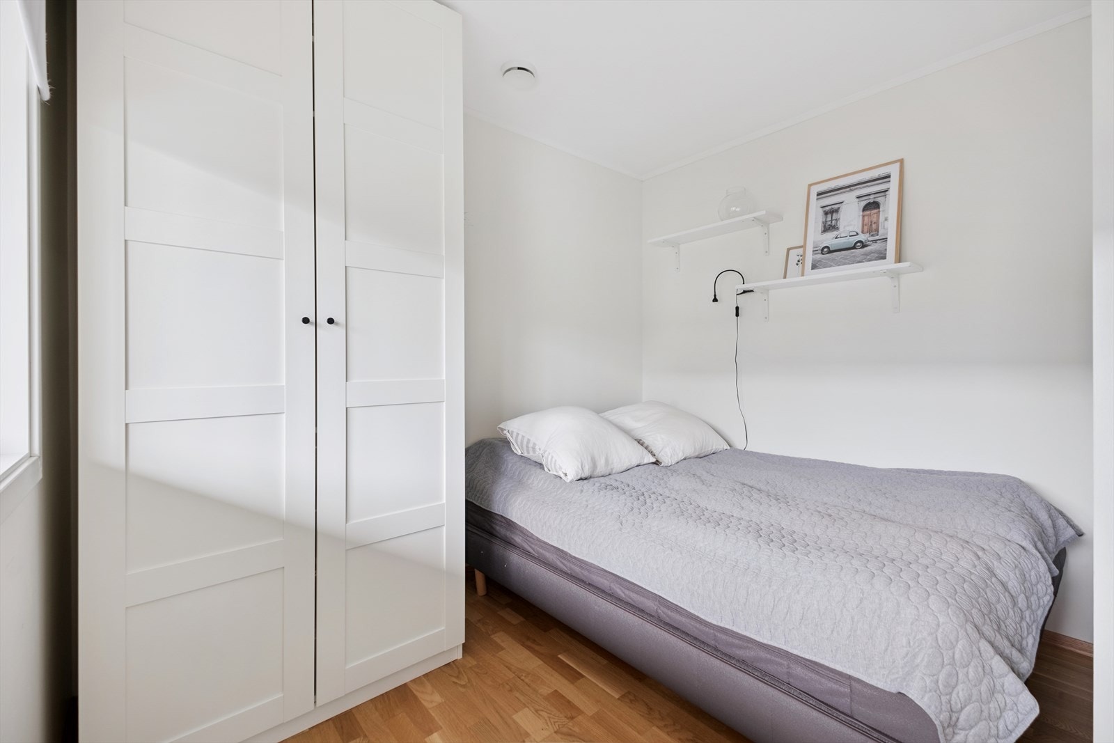 Soverom 2 er på 7 kvm. Garderobe (2025) medfølger her også. Galleribilde