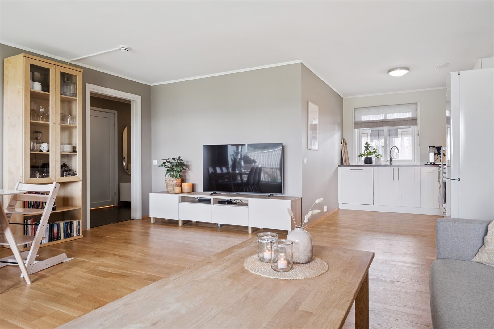 Stue- og kjøkkendelen er på 33 kvm og oppleves luftig og åpen. Galleribilde