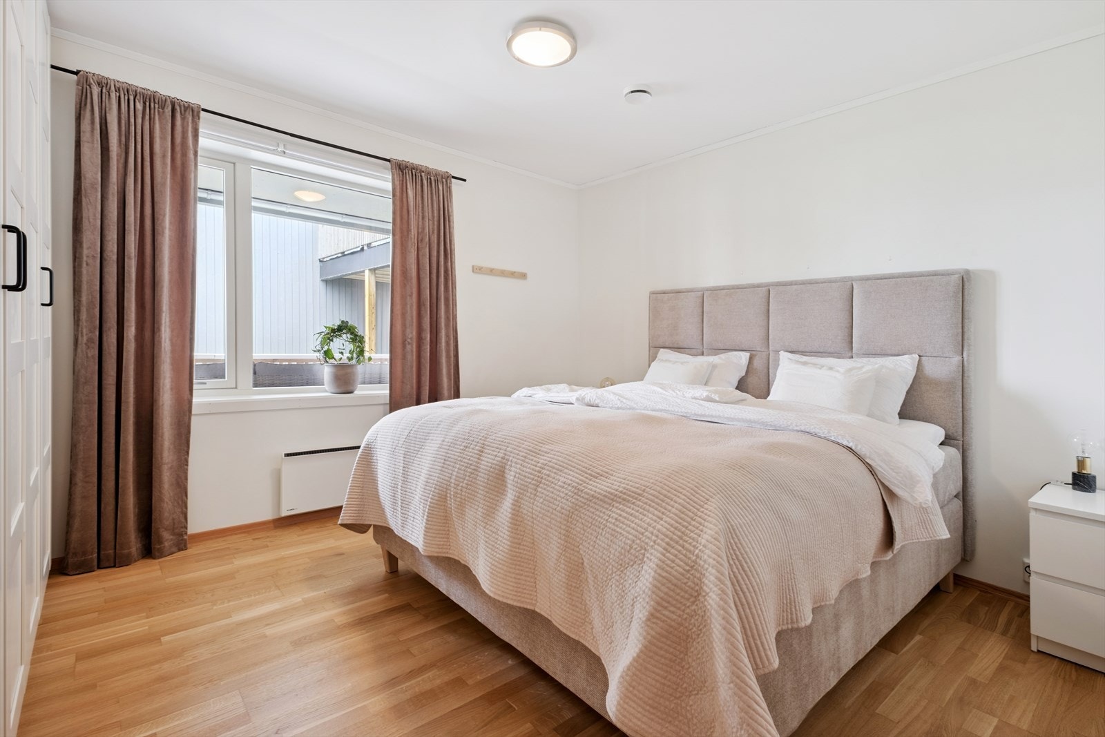 Hovedsoverommet er på hele 13 kvm og har god plass til dobbelseng og garderobeløsning. Galleribilde