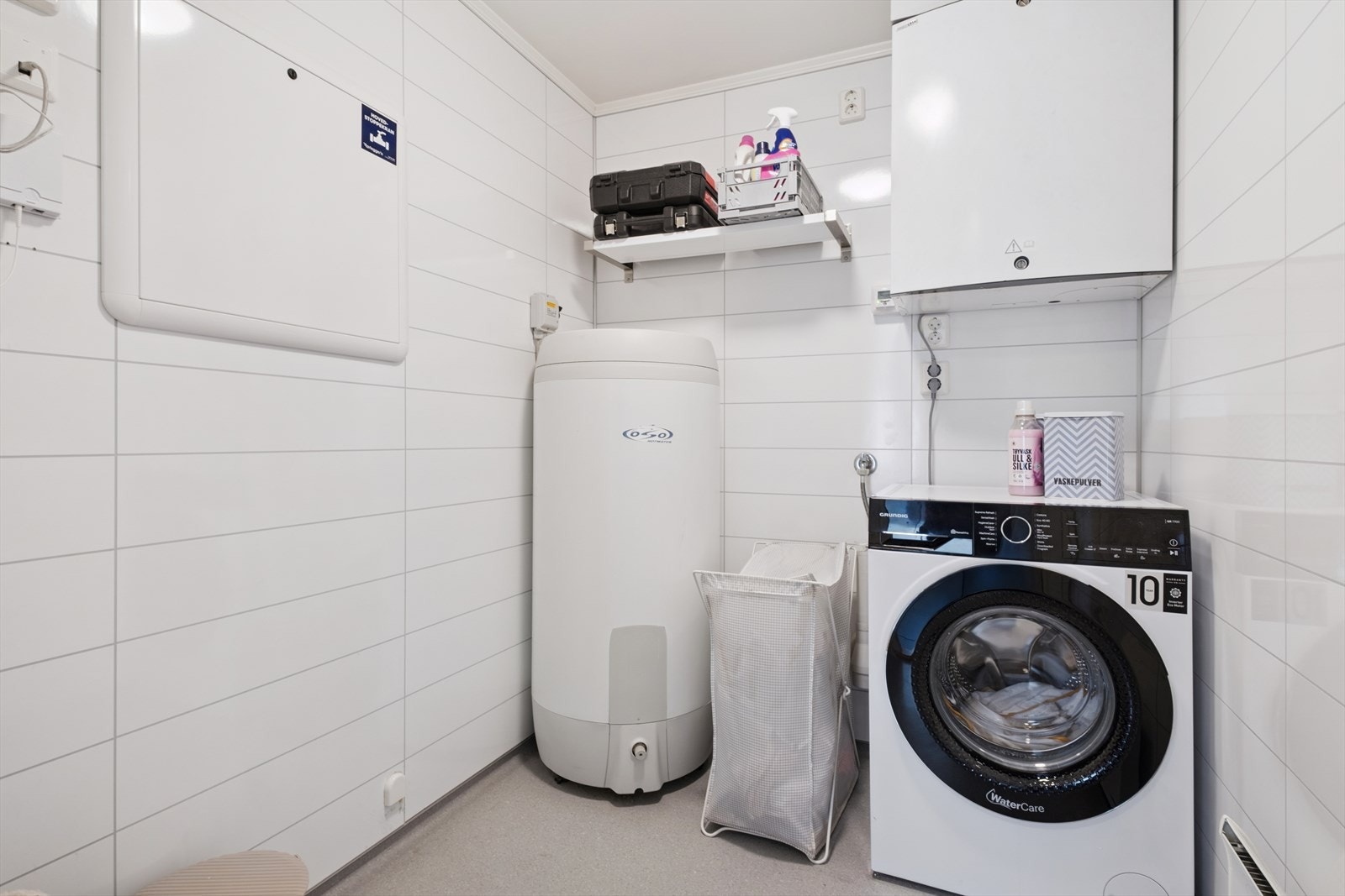 Separat vaskerom på 4 kvm med opplegg til vaskemaskin, varmtvannsbereder og balansert ventilasjon. Galleribilde