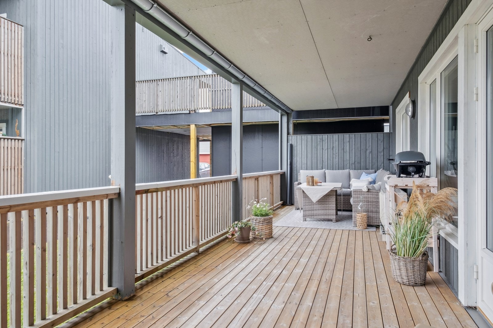 Terrassen har gode møbleringsmuligheter og vender mot Vest med ettermiddagssol. Galleribilde