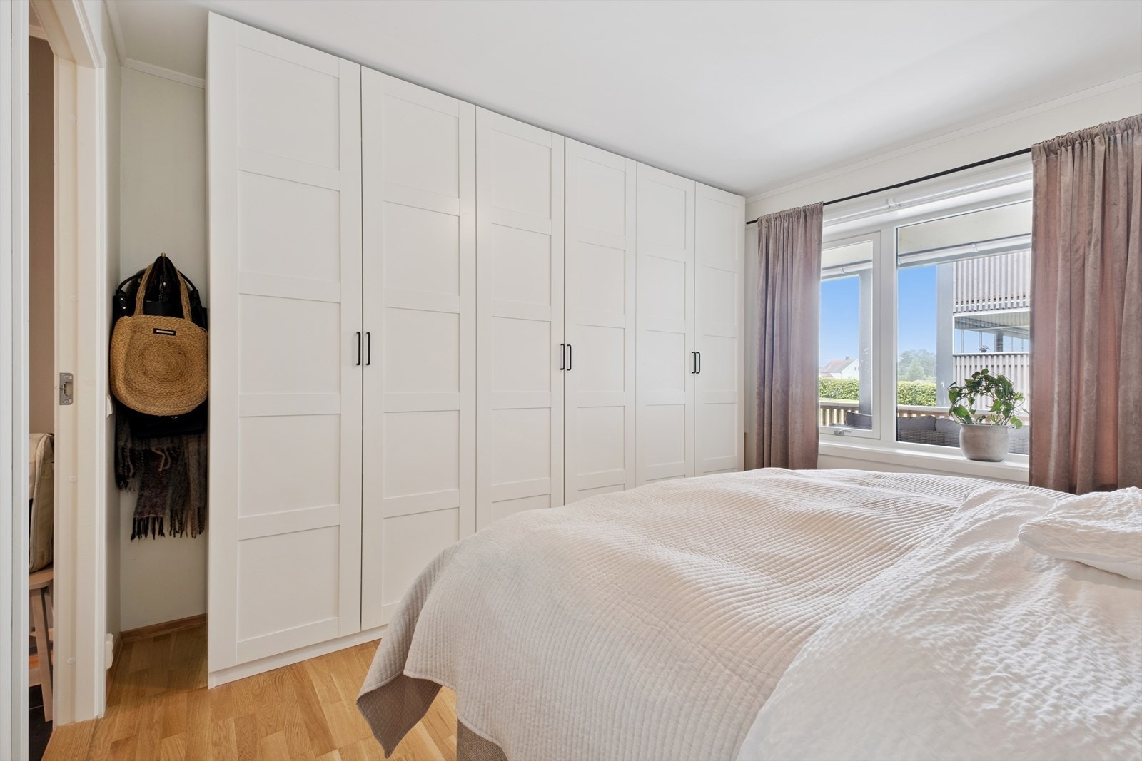 Garderobeskap fra 2023 fra vegg til vegg medfølger i handelen. 3 meter bredt. Galleribilde