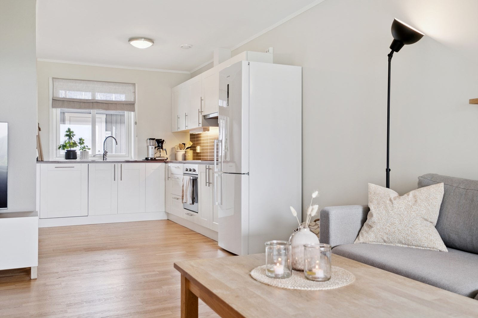 Gjennomgående god standard fra byggeåret 2012 med slette vegger og 3-stavs parkett. Galleribilde