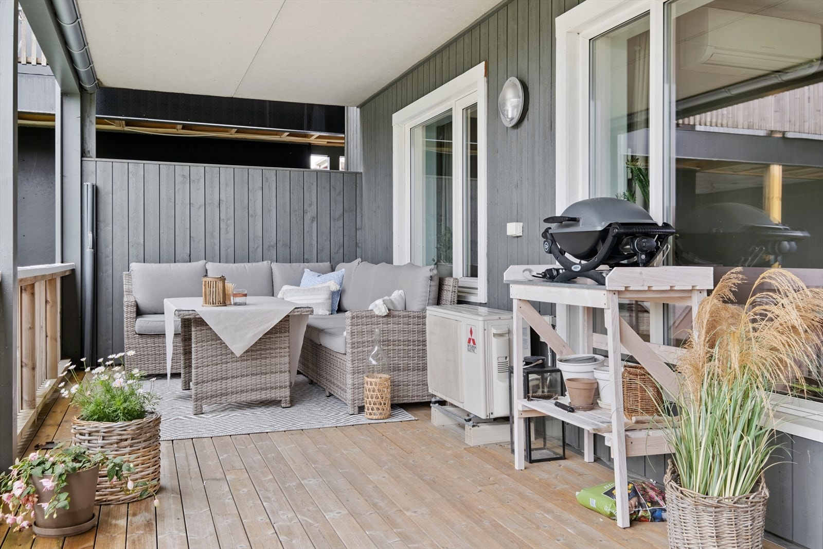 Fra stua kommer man ut til en stor takoverbygd terrasse på hele 23 kvm. Galleribilde