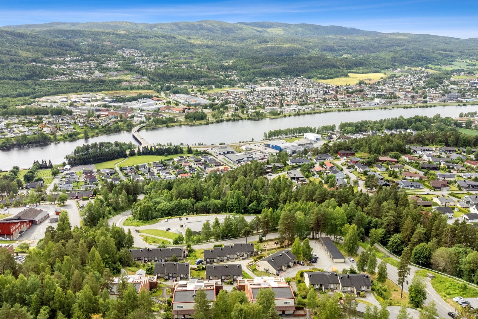 Boligen ligger med flott beliggenhet på Stenseth, kort vei til daligvarebutikker. Galleribilde