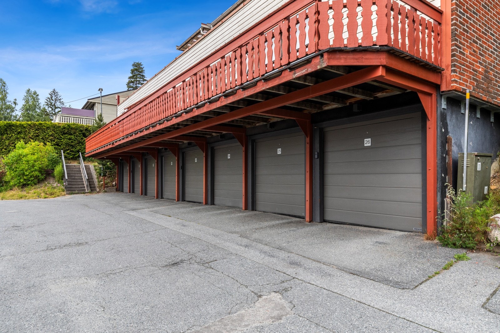 Det er mulighet for å leie garasje av borettslaget (venteliste). Galleribilde