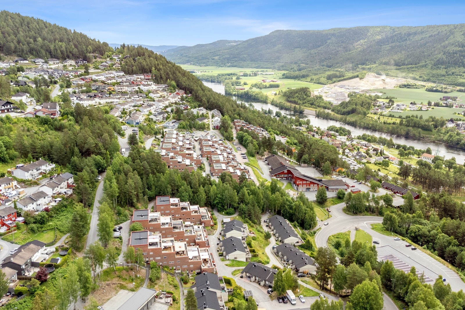 Nærhet til dagligvare, samt flotte idrettsanlegg og turområder. Galleribilde