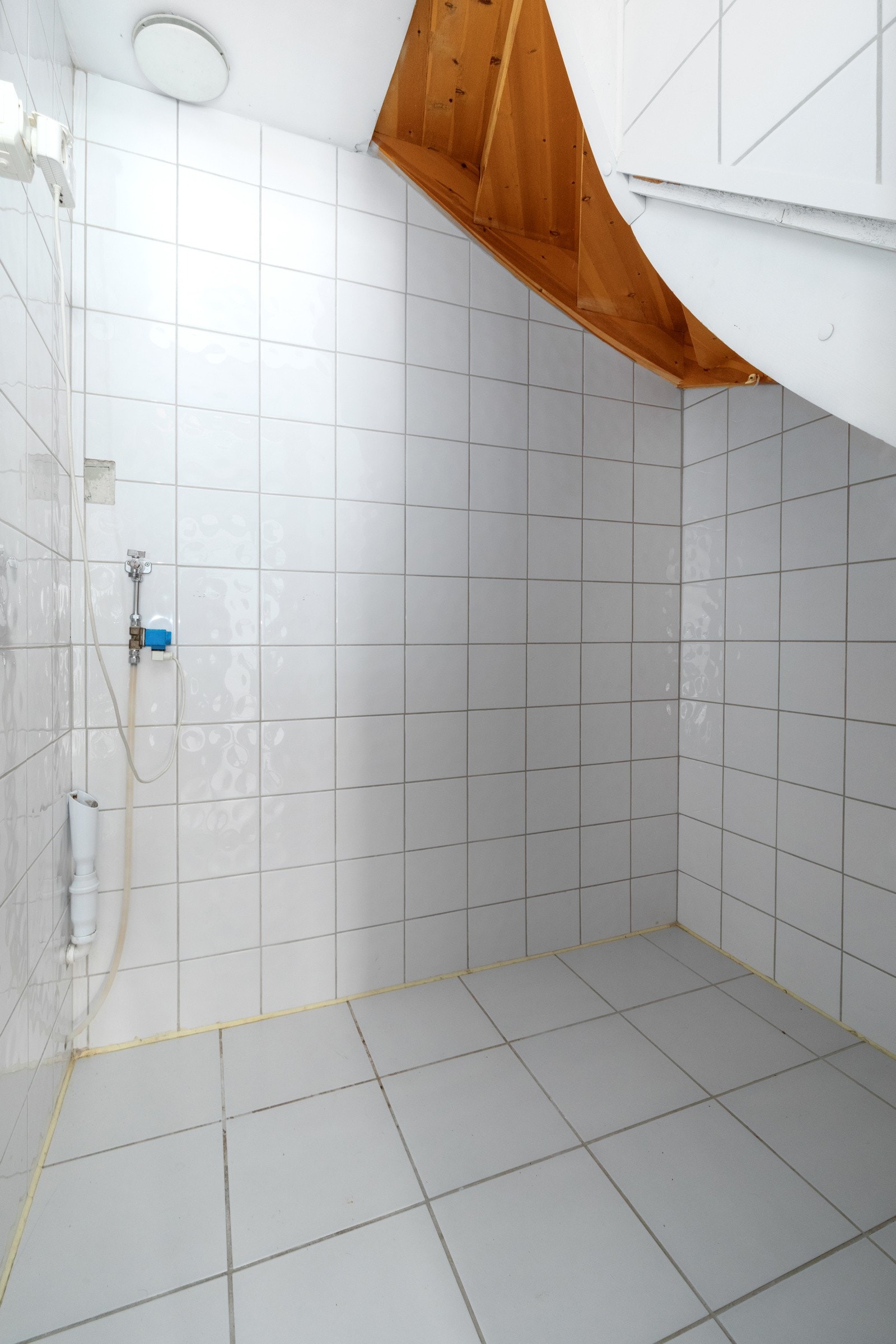 Rom under trappeoppgang er blitt brukt som vaskerom (ikke våtrom) Galleribilde