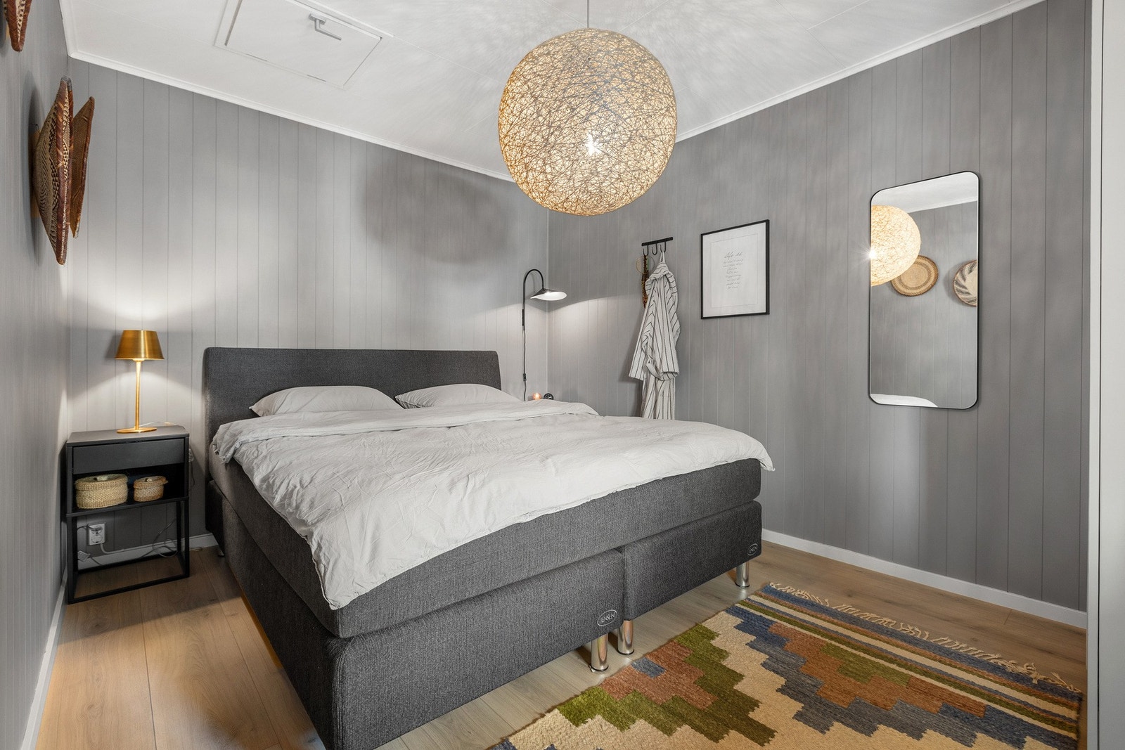 To soverom i leiligheten, dette er hovedsoverom. Inspeksjonsluke i tak. Galleribilde