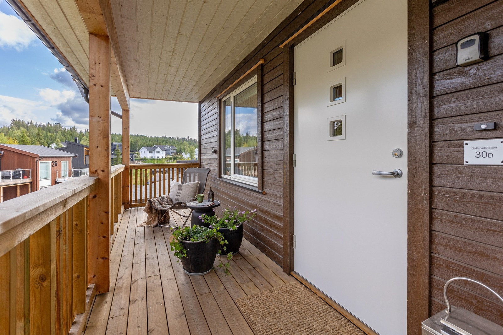 Svalgang og fin uteplass for morgenkaffen her Galleribilde