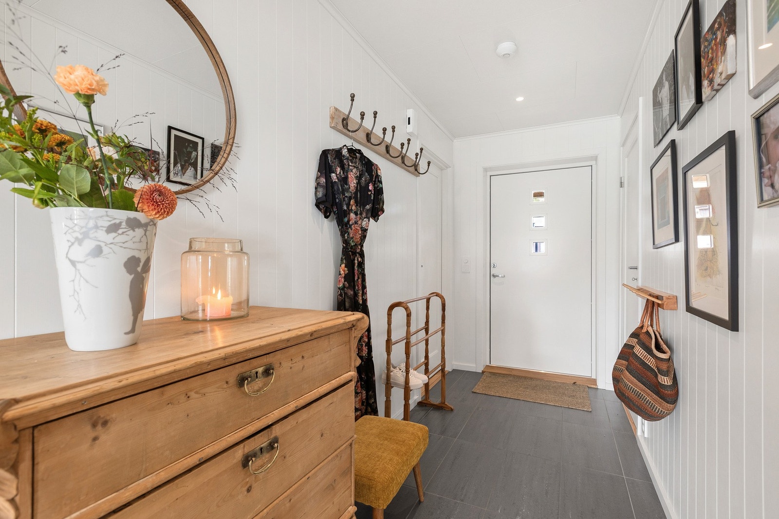 Flislagt inngangsparti før parkett Galleribilde