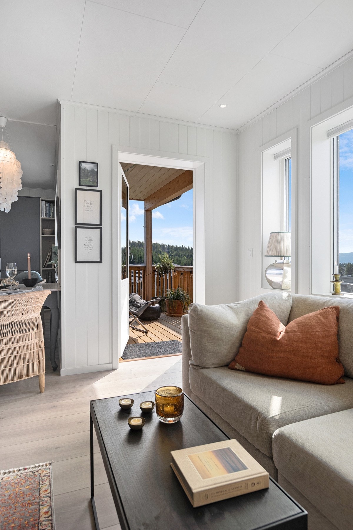 Lys og trivelig med store vindusflater mot vest Galleribilde