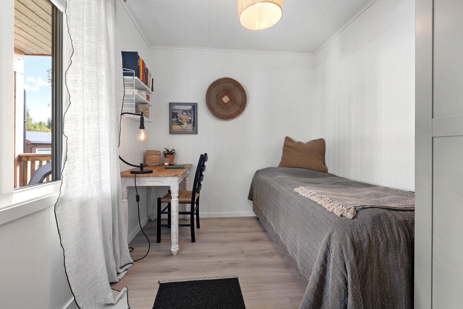 Soverom II, er litt mindre i størrelse med plass til feks seng og kontorpult. Garderobeskap også her. Galleribilde