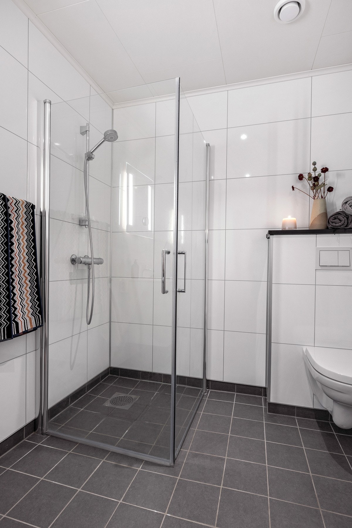 Dusjhjørne og vegghengt toalett. Galleribilde