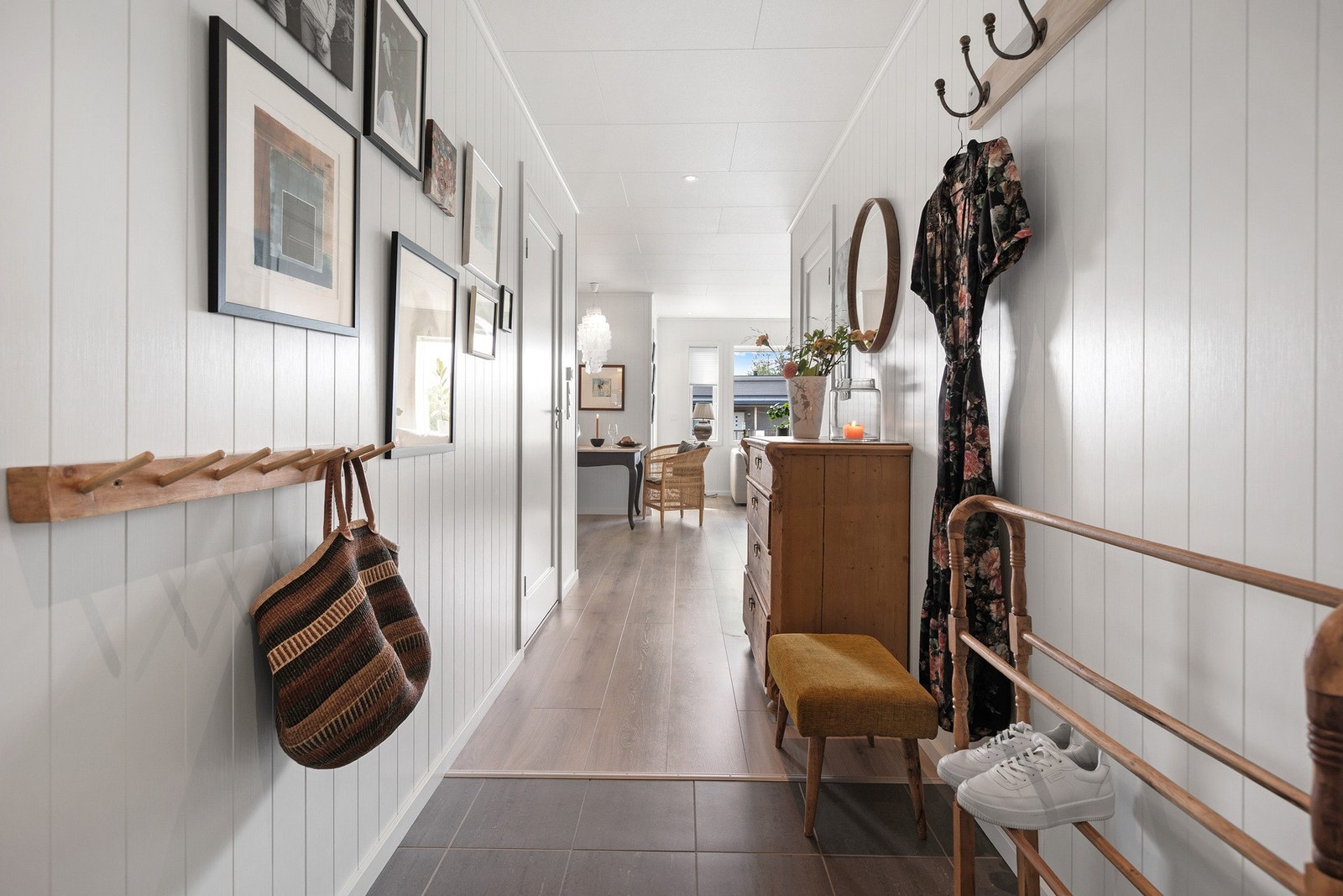 Gangen - praktisk oppheng på begge sider Galleribilde