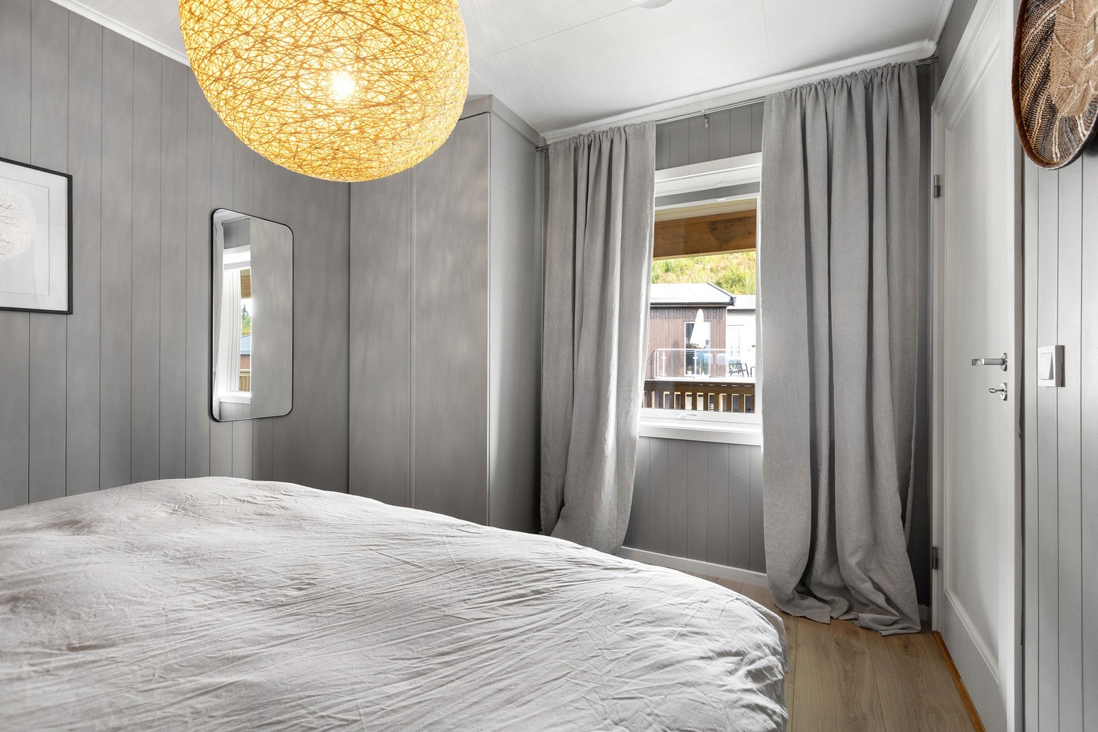 Romslig rom med plassbygde garderobeskap Galleribilde