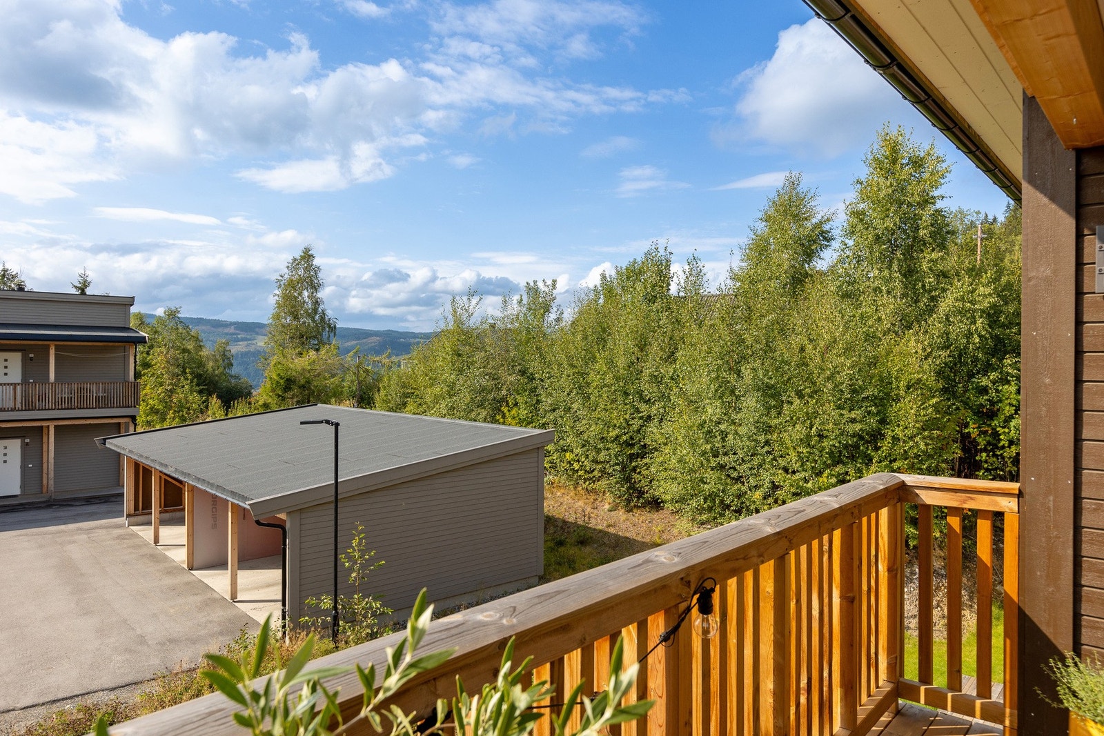 Leiligheten ligger nest øverst i hele feltet, ingen gjennomkjøring og meget barnevennlig og rolig Galleribilde