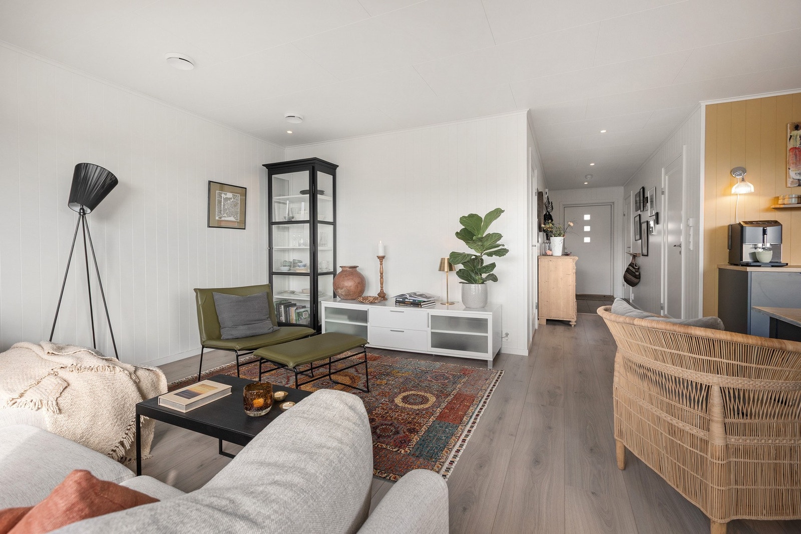 Det er vannbåren varme i alle gulv utenom soverom. Her kan du sette ditt eget preg på leiligheten med feks andre fargevalg Galleribilde