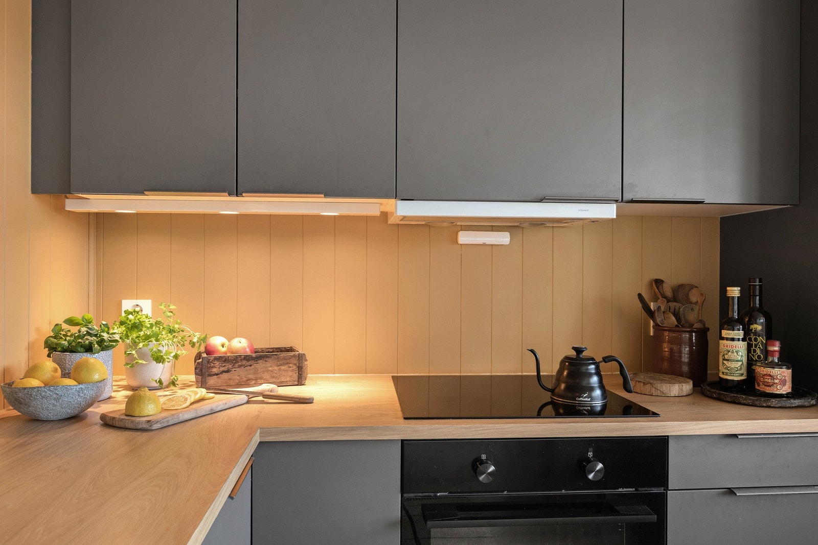 Grå matte overflater og lys benkeplate Galleribilde