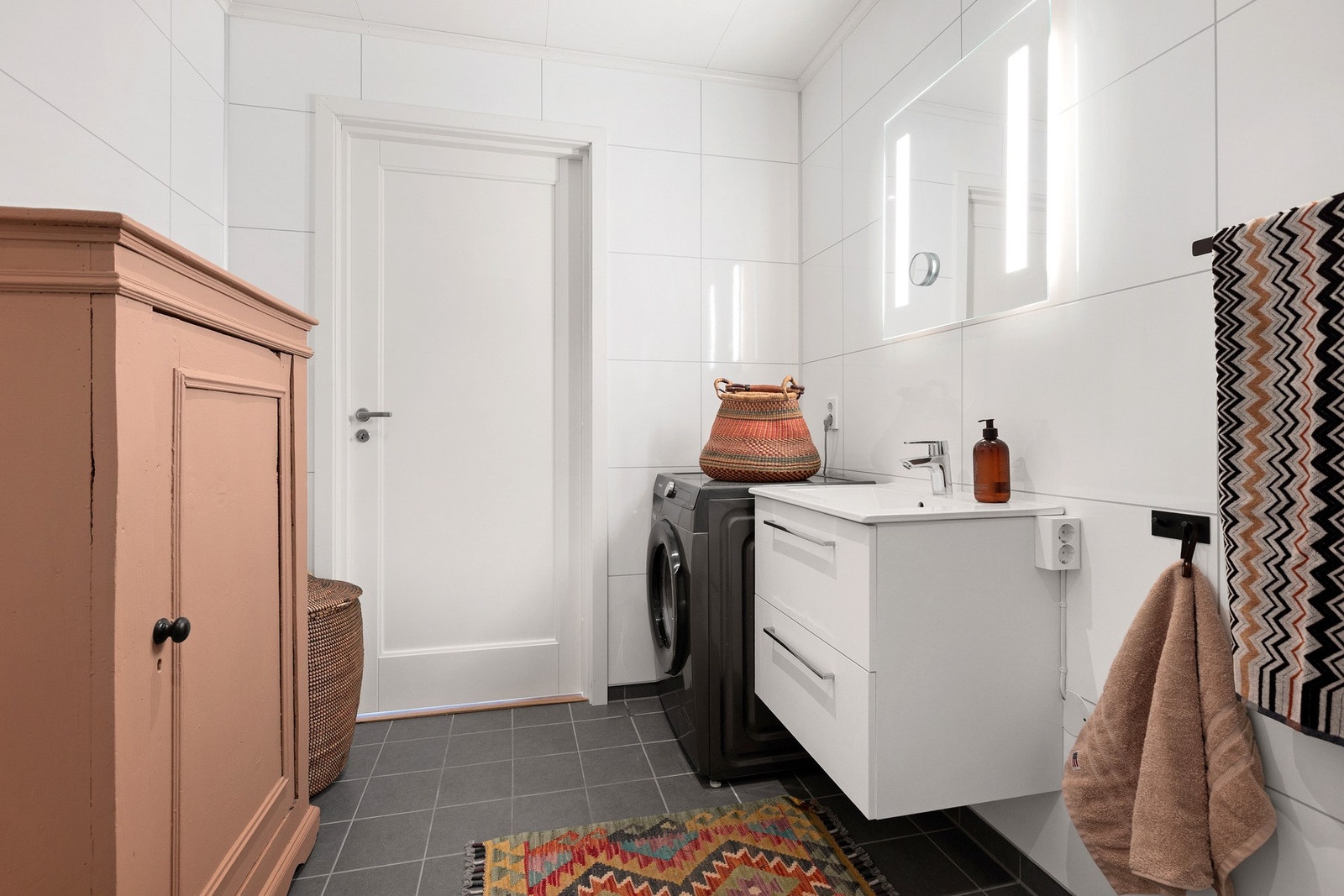 Badet er flislagt med varmekabler i gulvet. Galleribilde