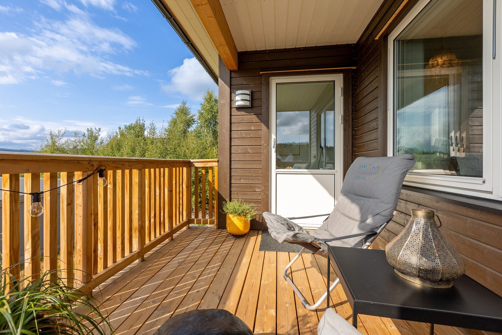 Solrik og hyggelig balkong Galleribilde