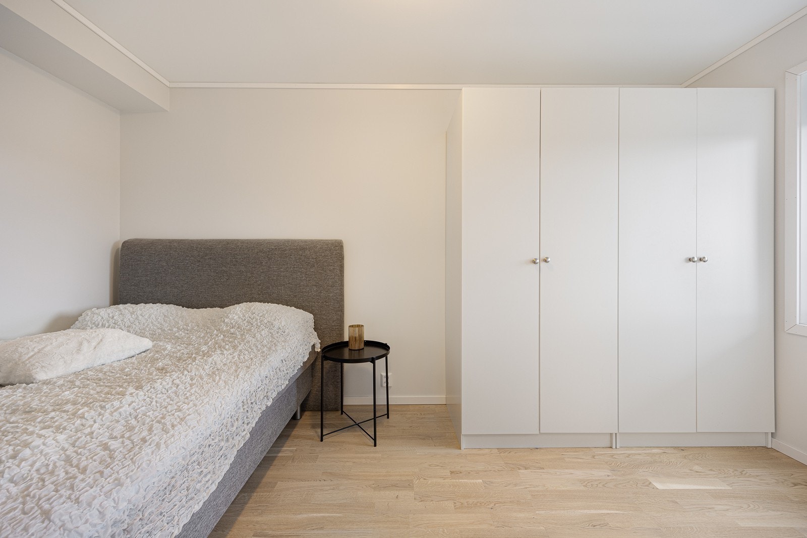 Soverommet er av fin størrelse og har plass til både dobbeltseng, nattbord, kommode og garderobeløsning. Galleribilde